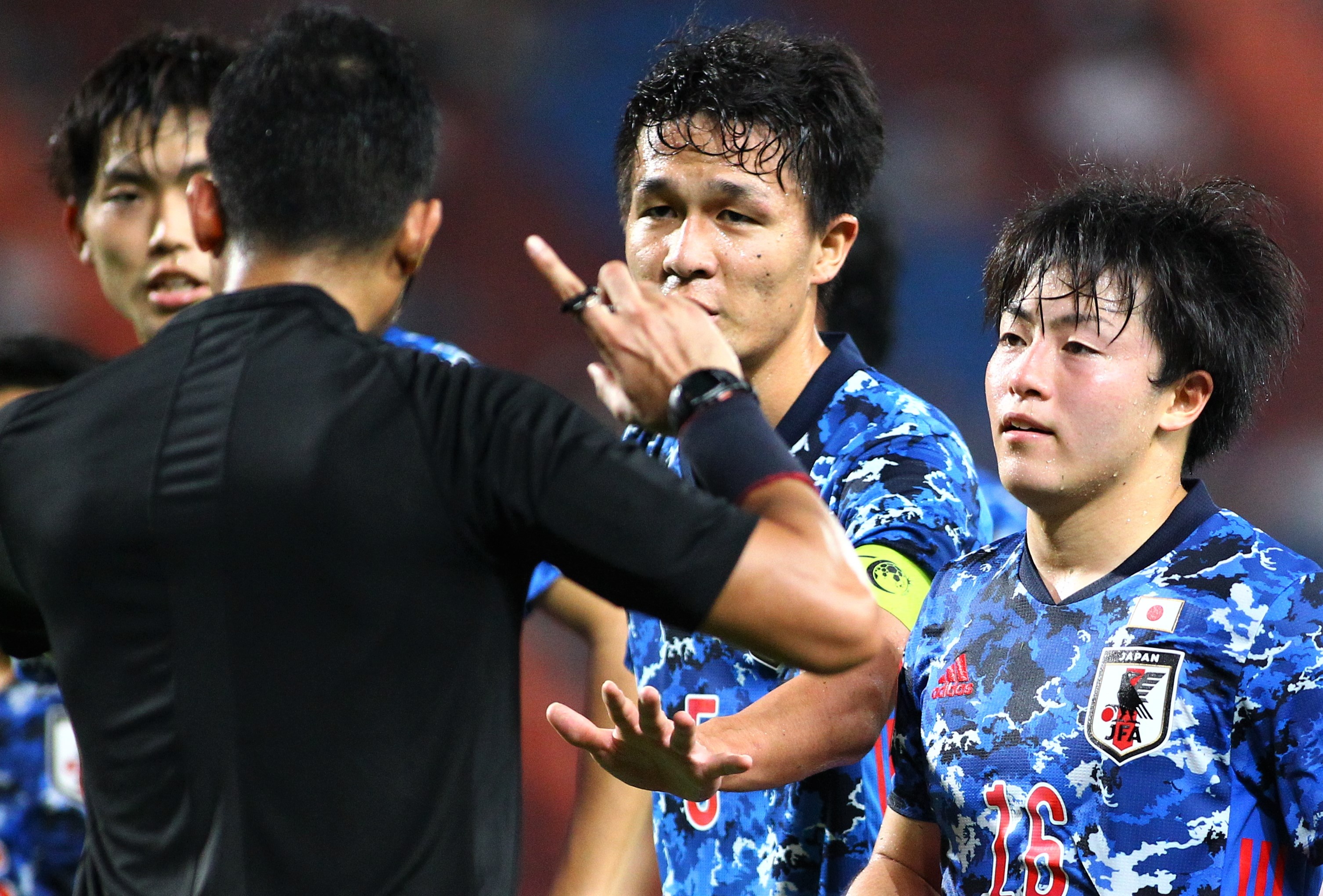 Cau thu Nhat Ban nan ni trong tai dung VAR de bo penalty hinh anh