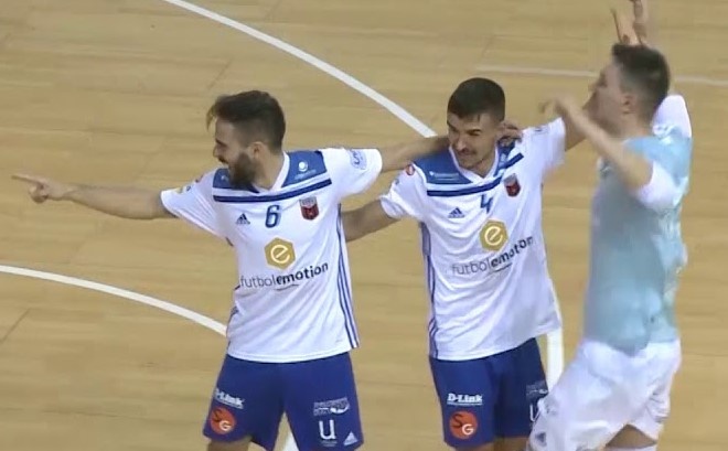 Cau thu futsal da bong ra ngoai de chuoc loi voi doi phuong hinh anh