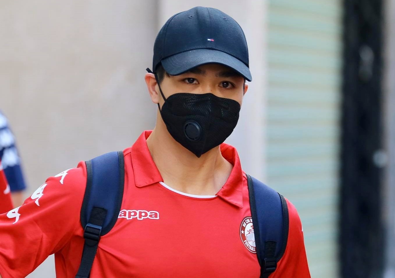 Cong Phuong bit khau trang den hoi quan cung CLB TP.HCM hinh anh