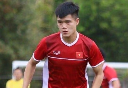 Luc Xuan Hung ve voi HLV Le Huynh Duc hinh anh