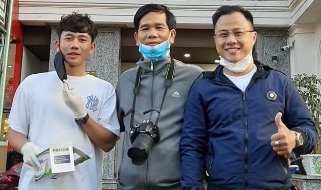 Minh Vuong cung nhung nguoi ban phat 2.000 khau trang o Gia Lai hinh anh