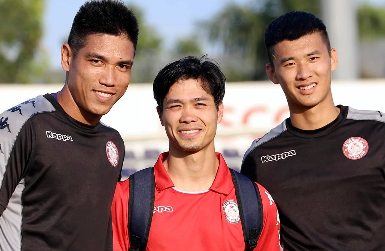 Cong Phuong va dong doi thua tran truoc khi di Myanmar hinh anh