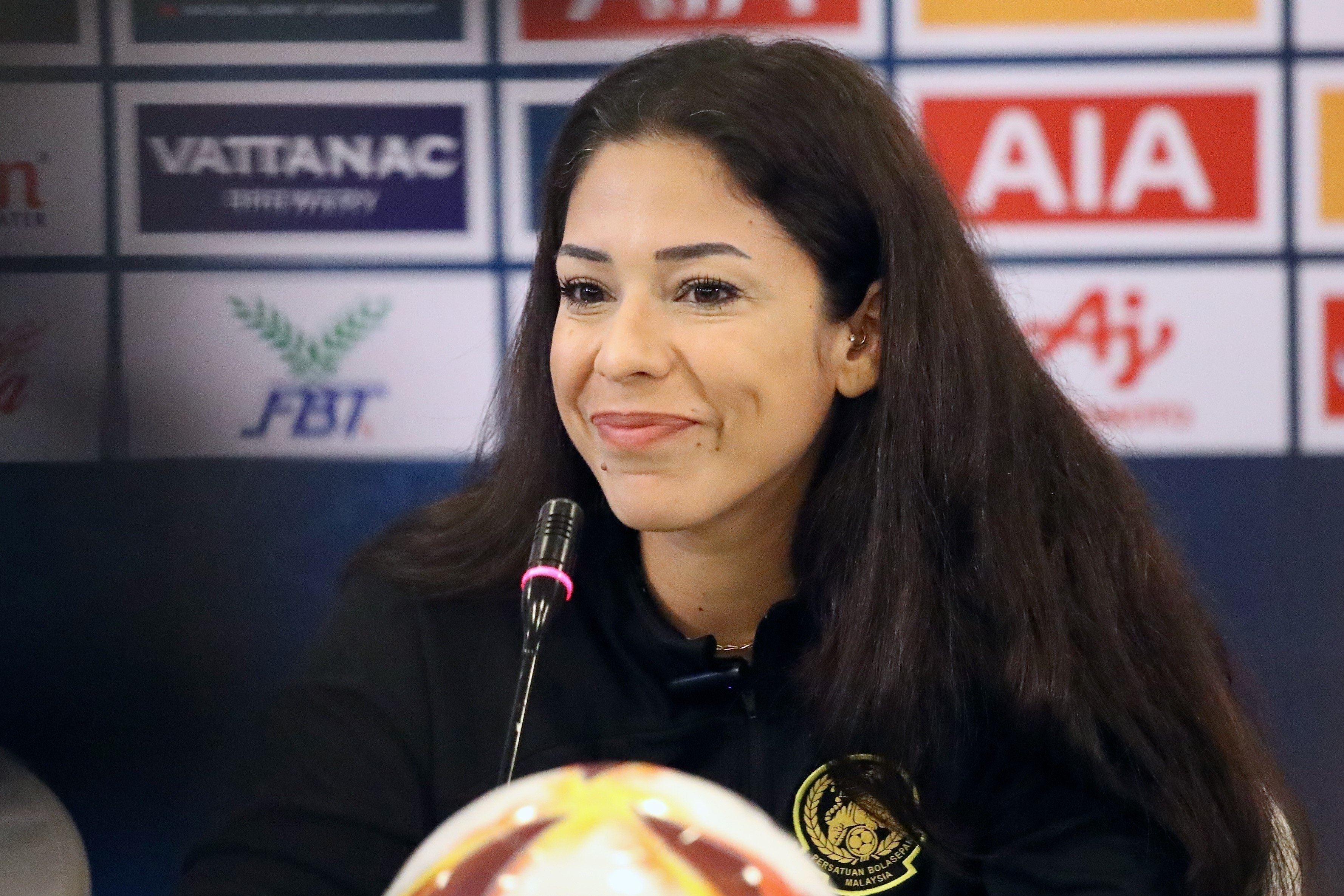 HLV tuyen Malaysia tuyen bo chan dung doi nu Viet Nam hinh anh