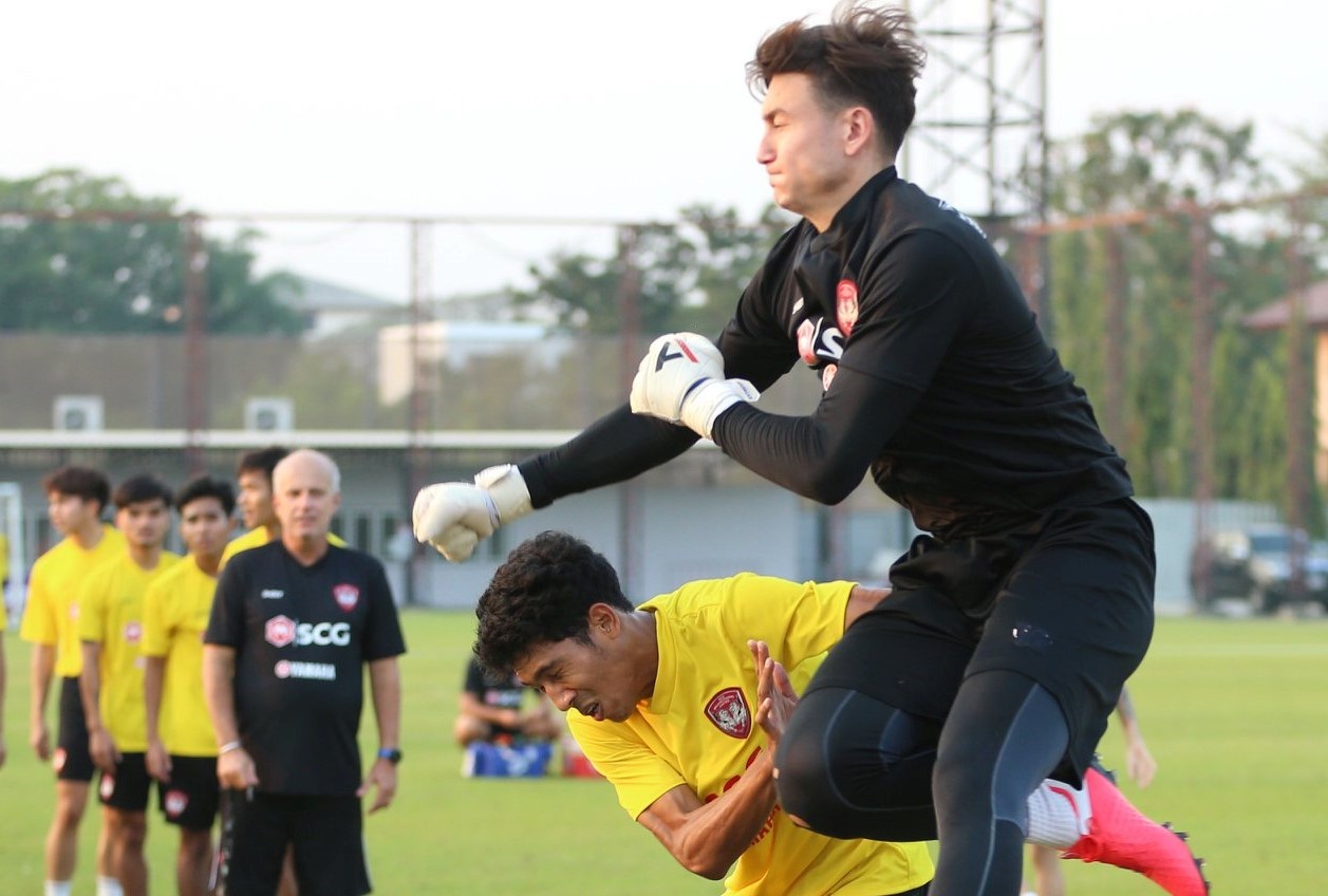 Van Lam suyt chan thuong vi va cham voi dong doi hinh anh