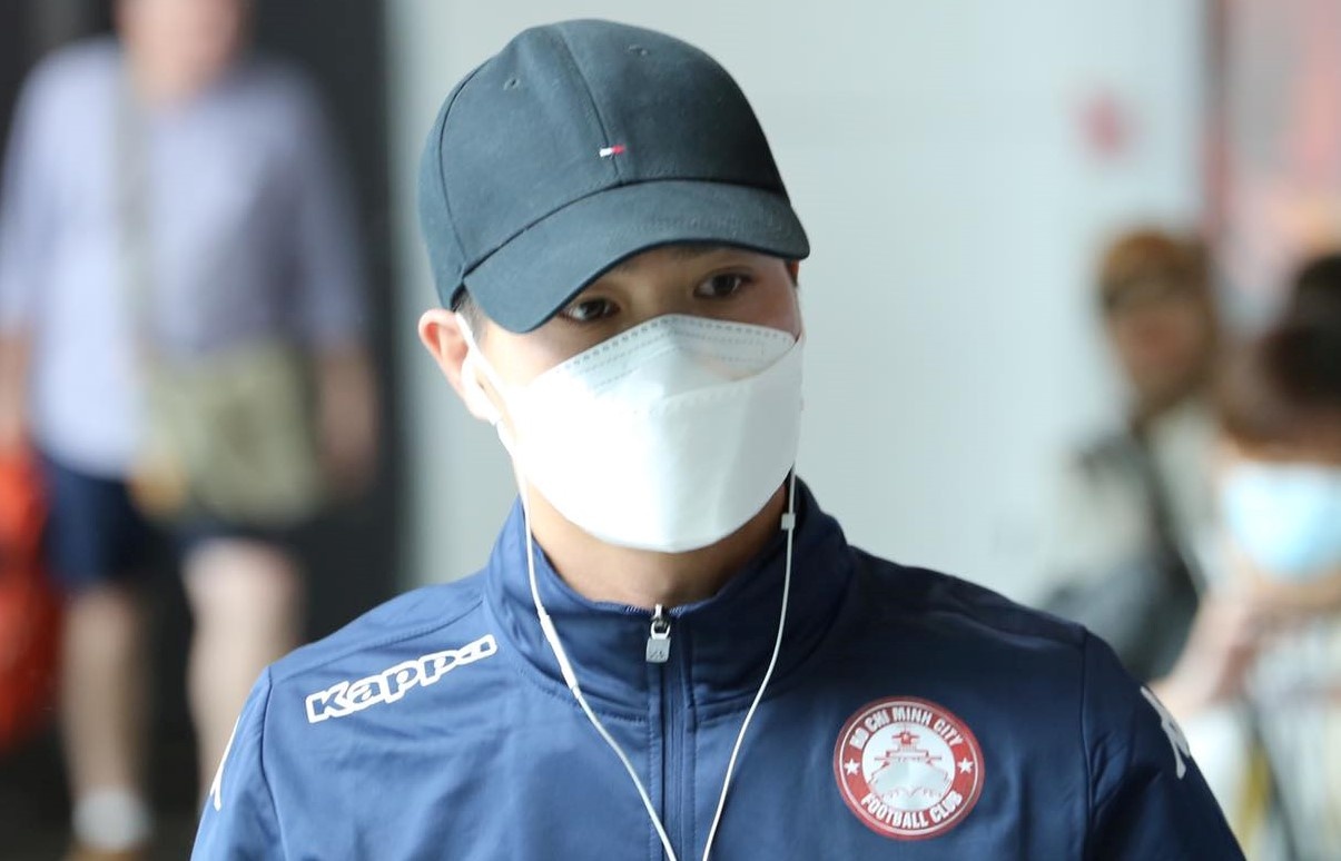 Cau thu CLB TP.HCM kiem tra than nhiet truoc khi tap o Singapore hinh anh