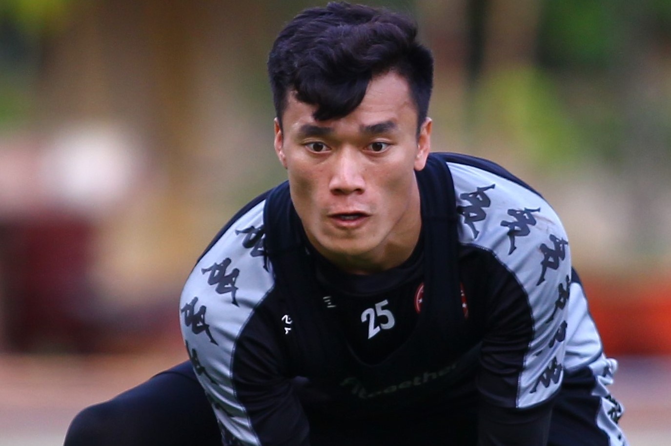 Bui Tien Dung khac phuc diem yeu choi bong bang chan hinh anh