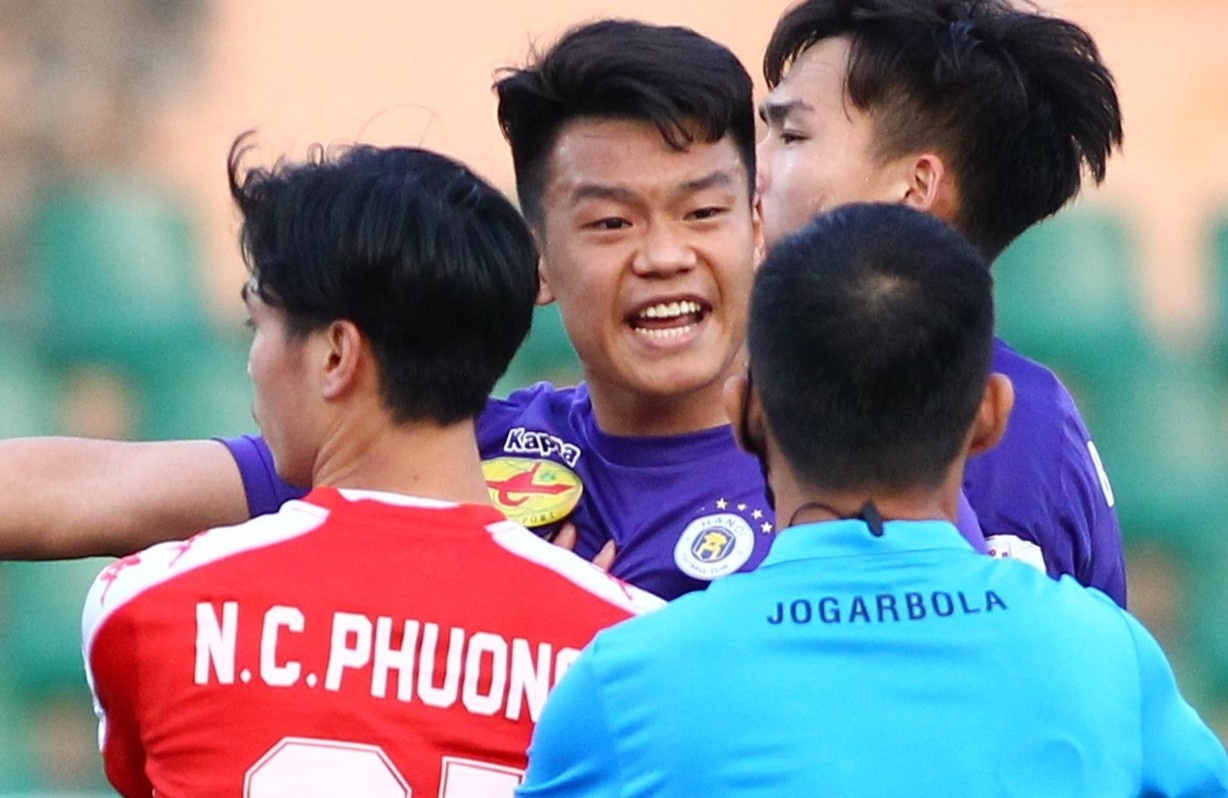 Cong Phuong can 2 cau thu sap danh nhau hinh anh