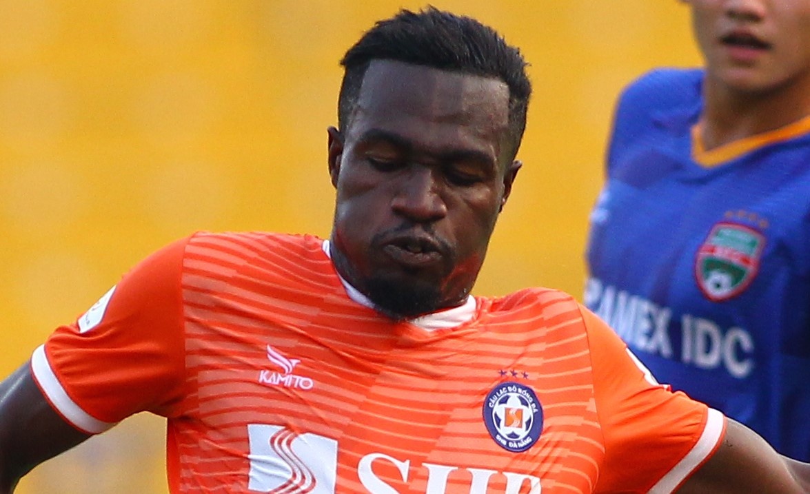 HLV Le Huynh Duc duoi ngoai binh vi dam cai tay doi tren san hinh anh