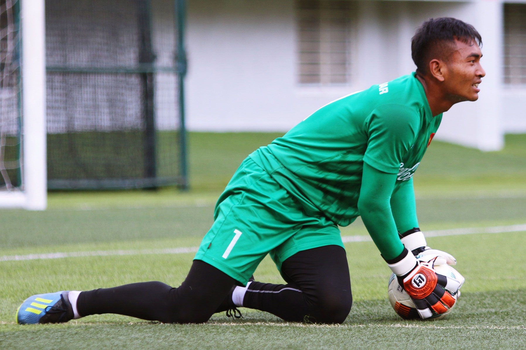 Tieu cuc deo bam cau thu tre Viet Nam hinh anh