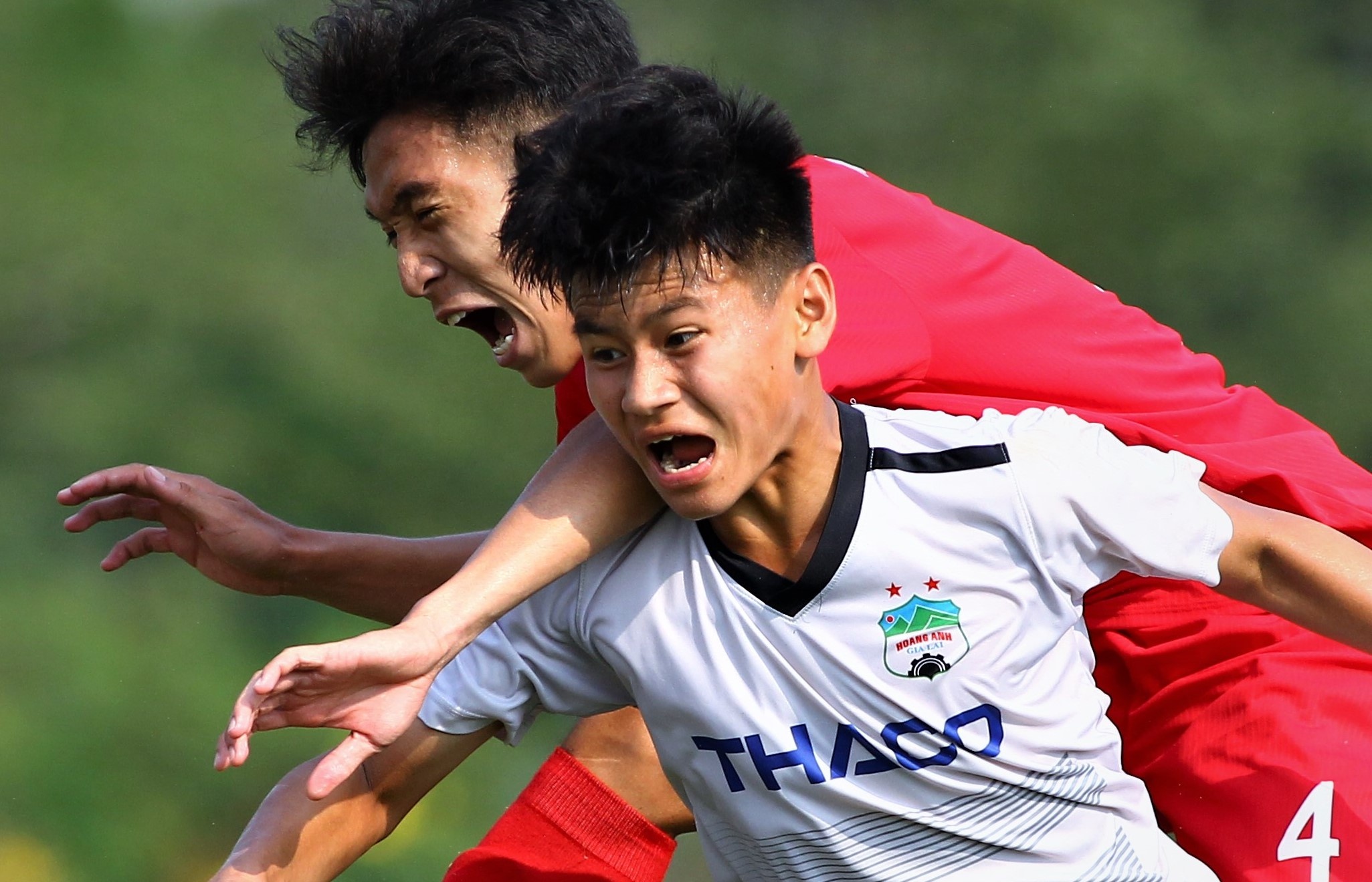 Cau thu HAGL bi dap thang vao bung o vong loai U19 Quoc gia 2020 hinh anh