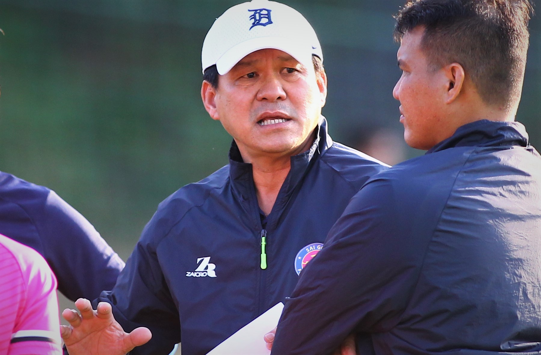 Chu tich Vu Tien Thanh chi dao buoi tap cua CLB Sai Gon hinh anh