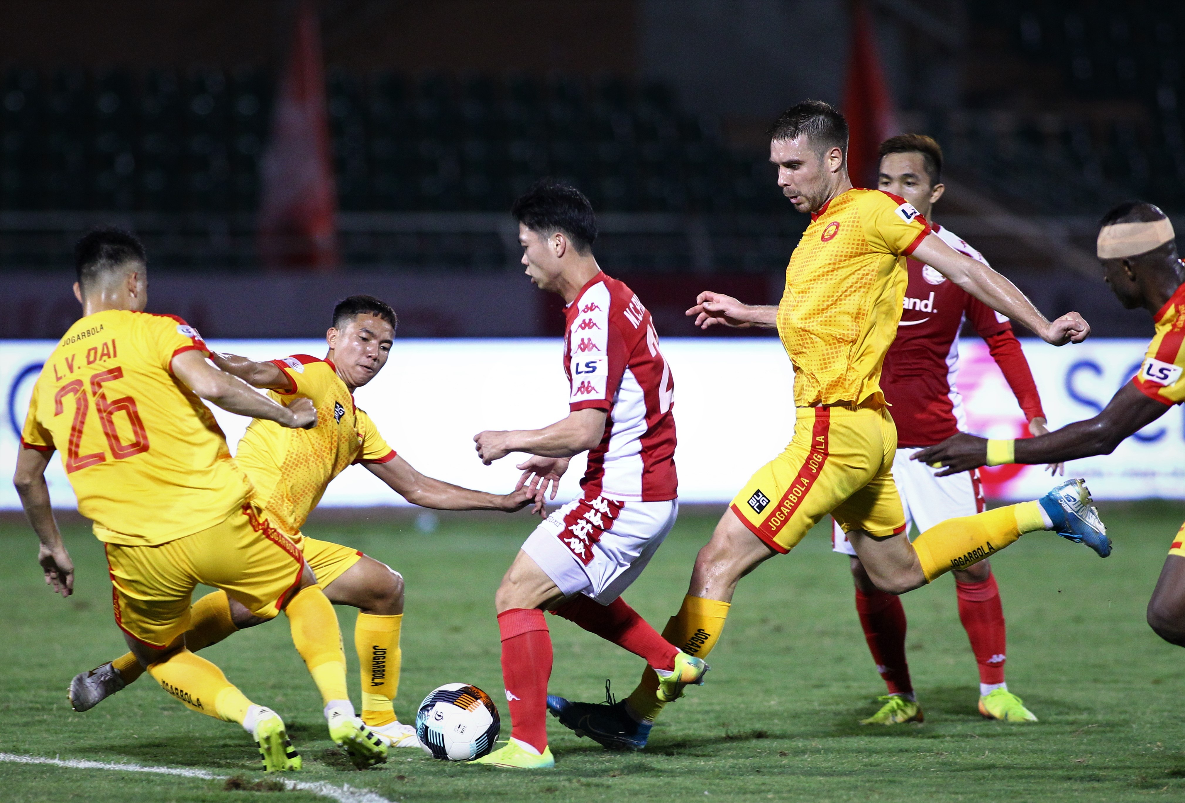 Cong Phuong bi 5 cau thu Thanh Hoa truy can pha solo hinh anh