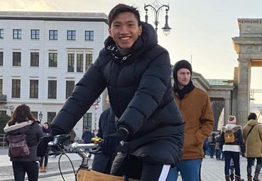 Van Hau dap xe dao quanh san van dong cua Heerenveen hinh anh