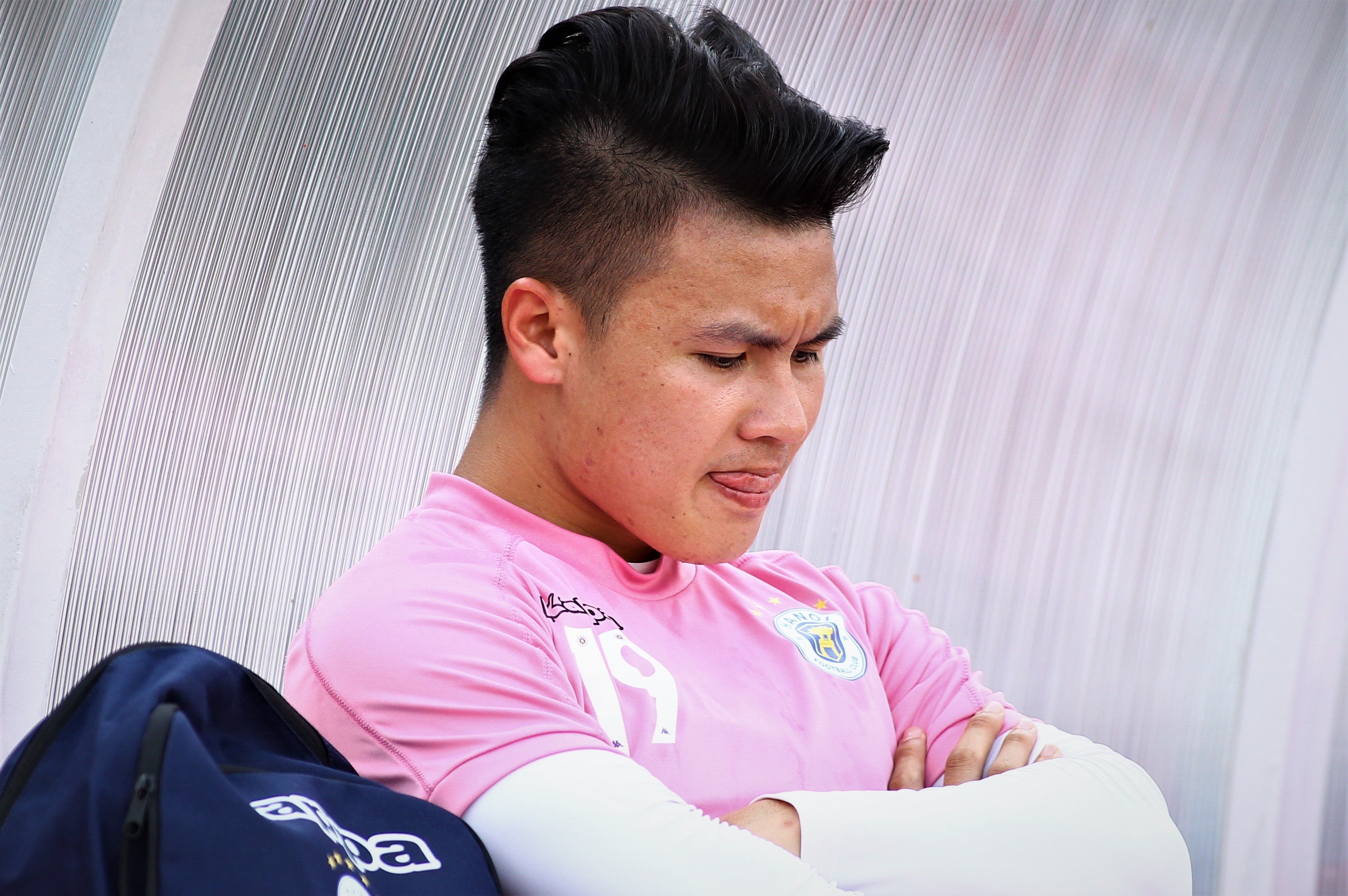 Cau thu Viet Nam thay doi cach giao tiep tren san co hinh anh