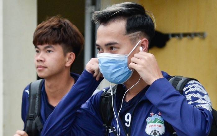 Van Toan va fan ung ho 150 trieu dong chong dich hinh anh