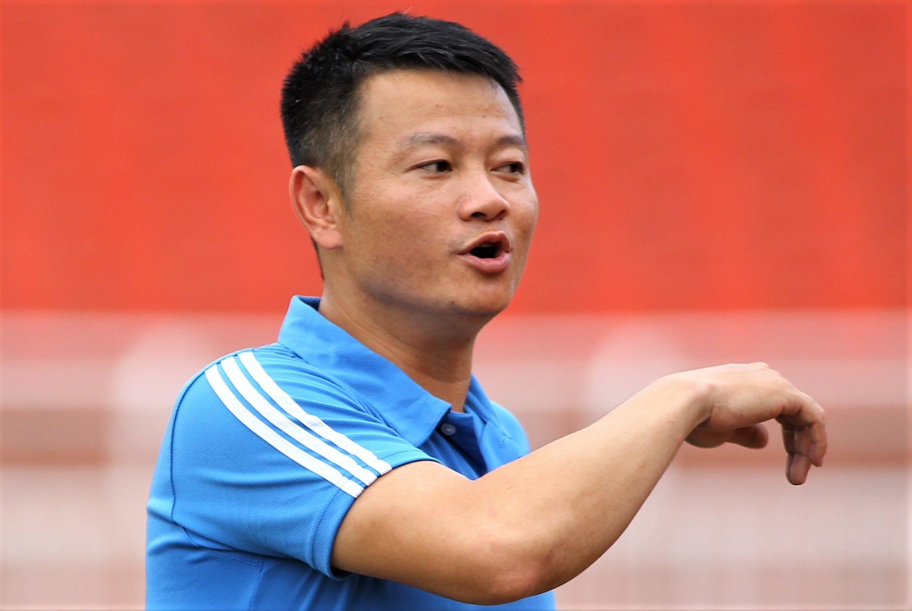 Van Quyen lam HLV pho doi U17 SLNA hinh anh