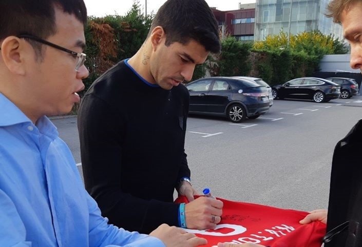 Luis Suarez ky tang ao dau cho Van Toan hinh anh