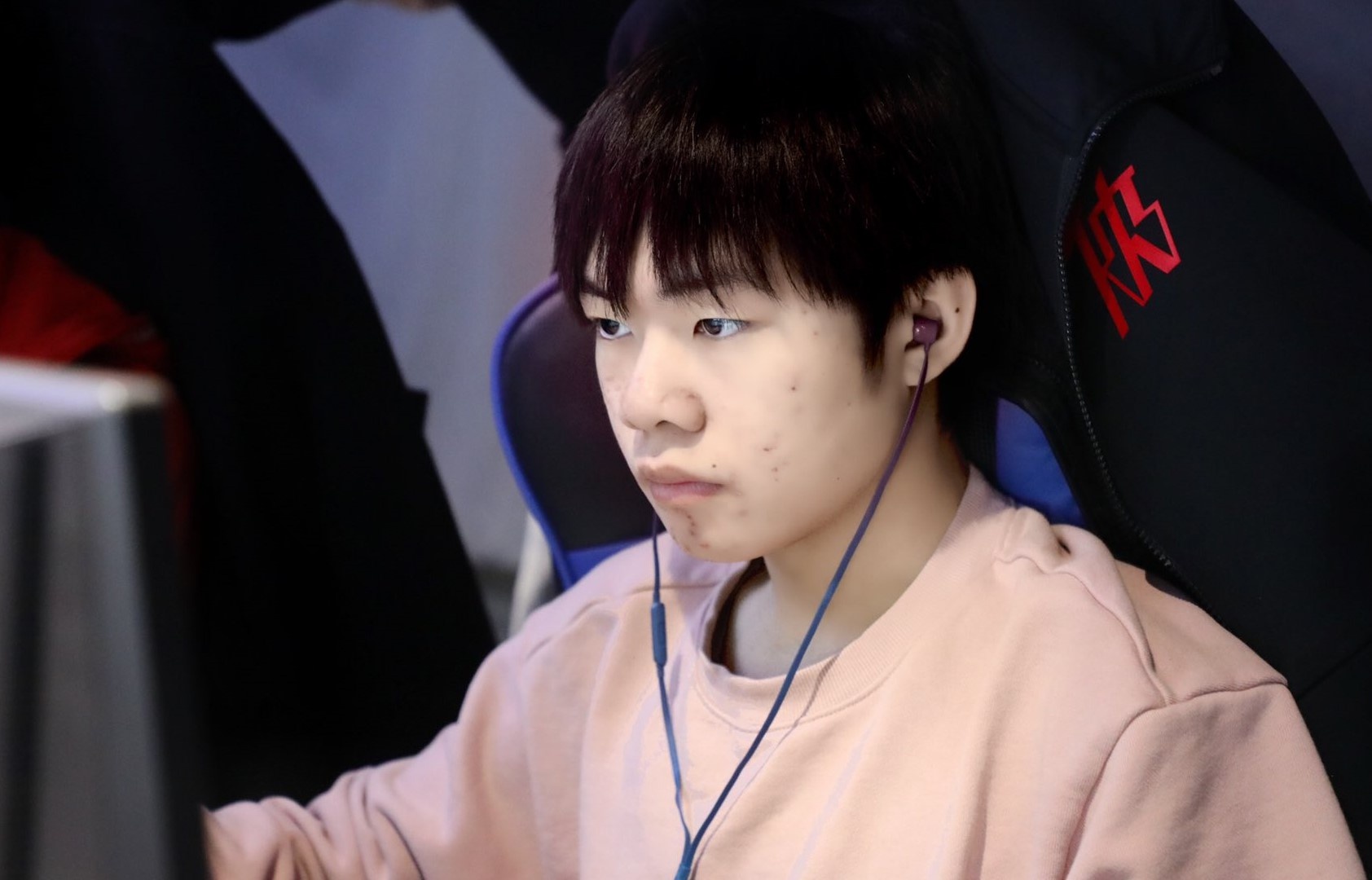 Tuyen thu LMHT Trung Quoc bi sa thai vi ban do hinh anh