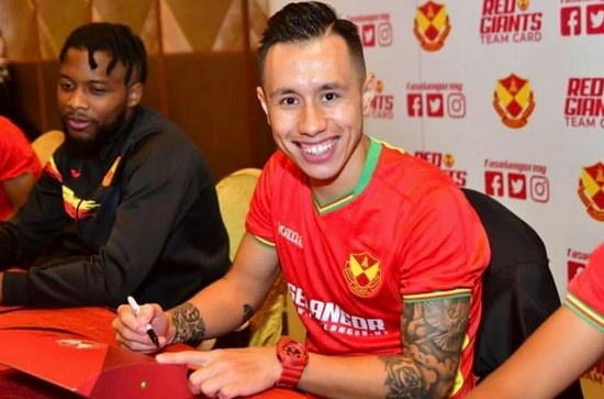 Hiep hoi cau thu Malaysia tu choi giam luong trong mua dich hinh anh