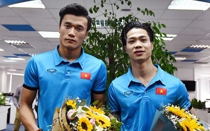 Cong Phuong va dong doi giam luong o CLB TP.HCM hinh anh