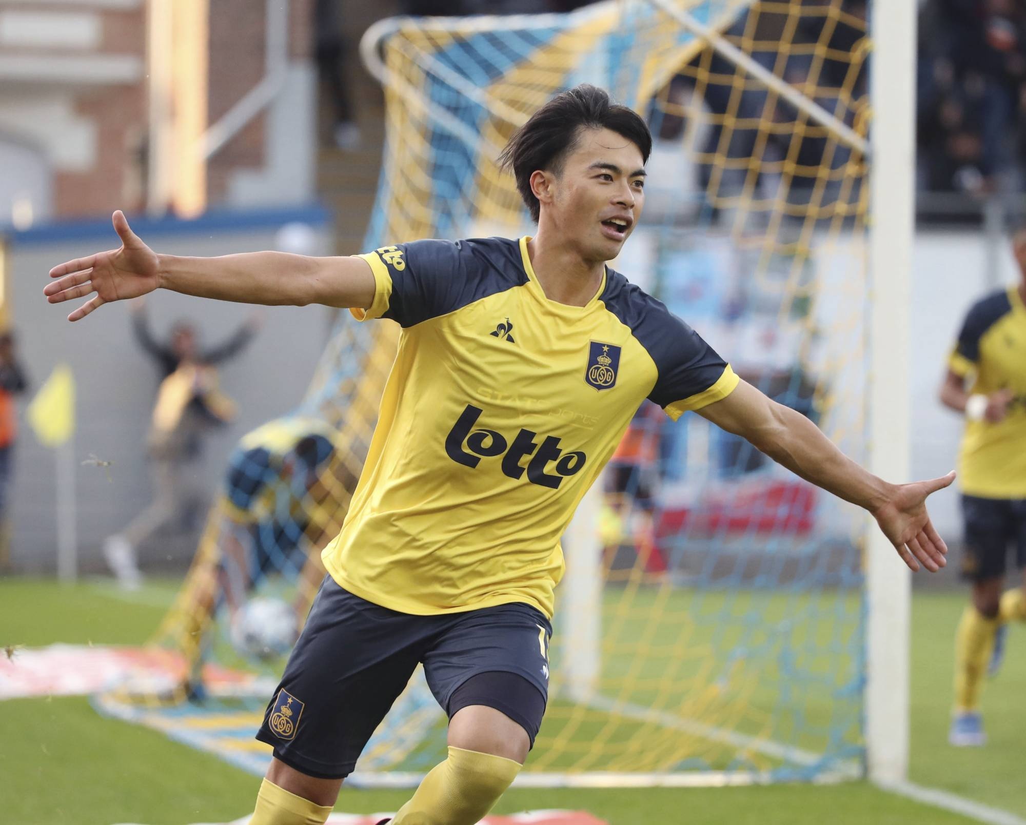 tien dao nhat ban lap hattrick anh 1