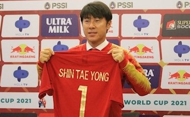 Tro ly HLV Shin Tae-yong phai o lai Indonesia hinh anh