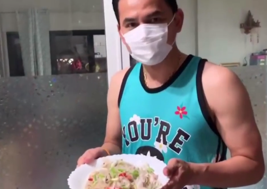 Kiatisak tro tai vao bep khi o nha cach ly hinh anh