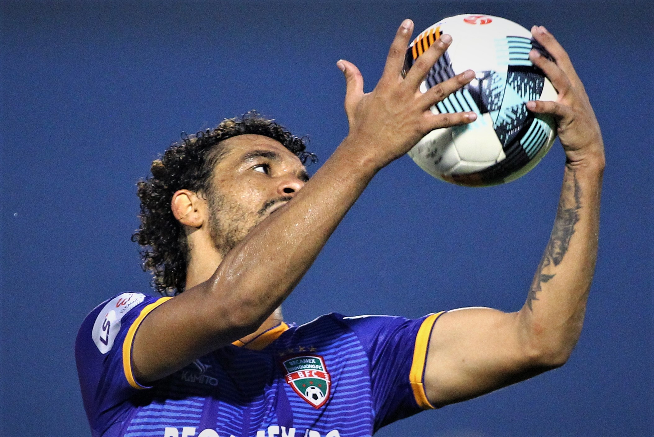 Chu tich FIFA: Khong nen danh doi tinh mang vi trai bong hinh anh