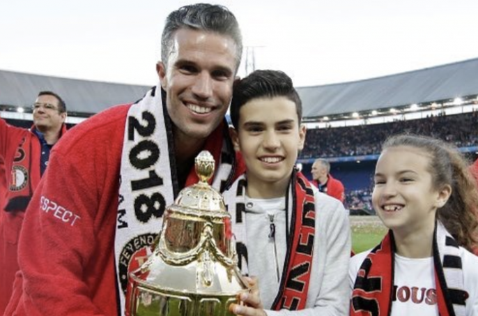 Van Persie day con trai cach vuot qua canh du bi o doi U14 hinh anh