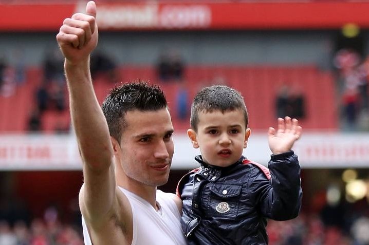 Van Persie day con trai cach di bong hinh anh