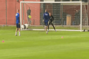 Bendtner dut diem te hai trong buoi tap cua CLB Copenhagen hinh anh