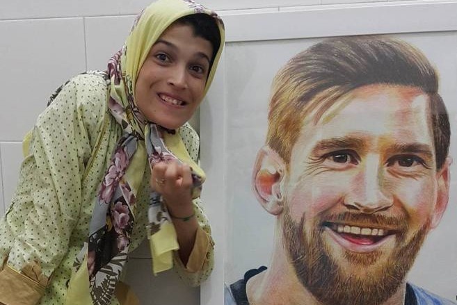 Co gai khuyet tat ve Messi bang chan hinh anh