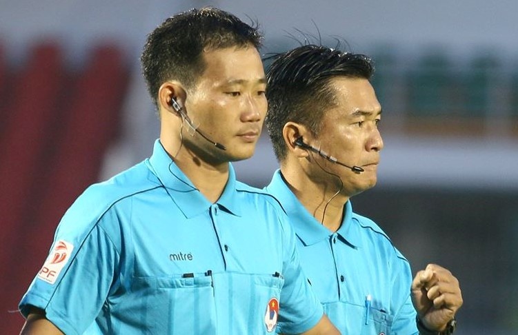 Trong tai V.League chay dua cho ngay tro lai hinh anh