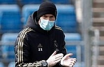 Zidane bit khau trang dong vien cau thu Real Madrid tap luyen hinh anh