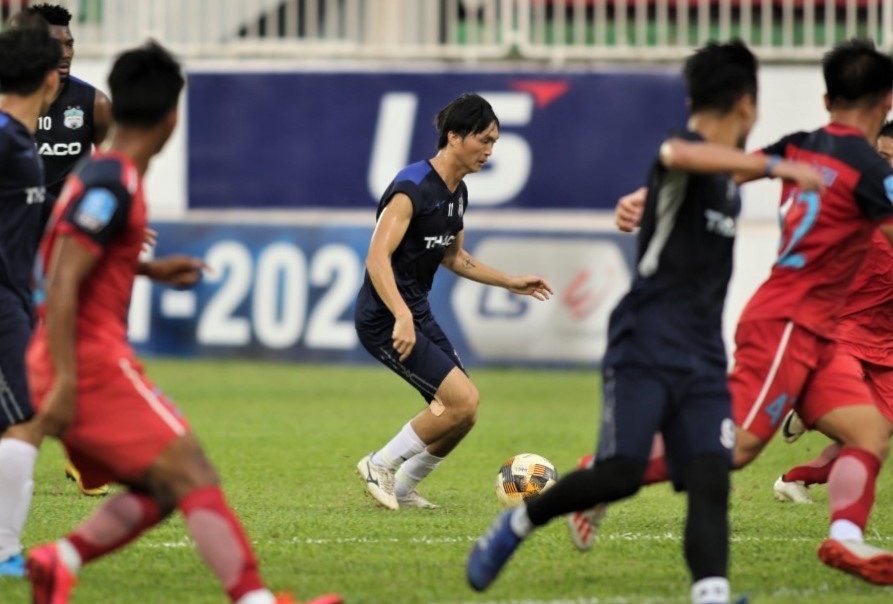 Tuan Anh ra san trong ngay tran dau phai hoan vi mua lon hinh anh