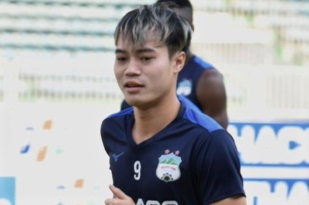 Van Toan dinh chan thuong khop hang hinh anh