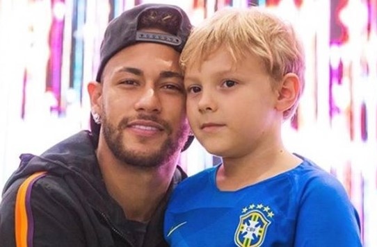 Neymar treu dua con trai bang tro nem trung hinh anh