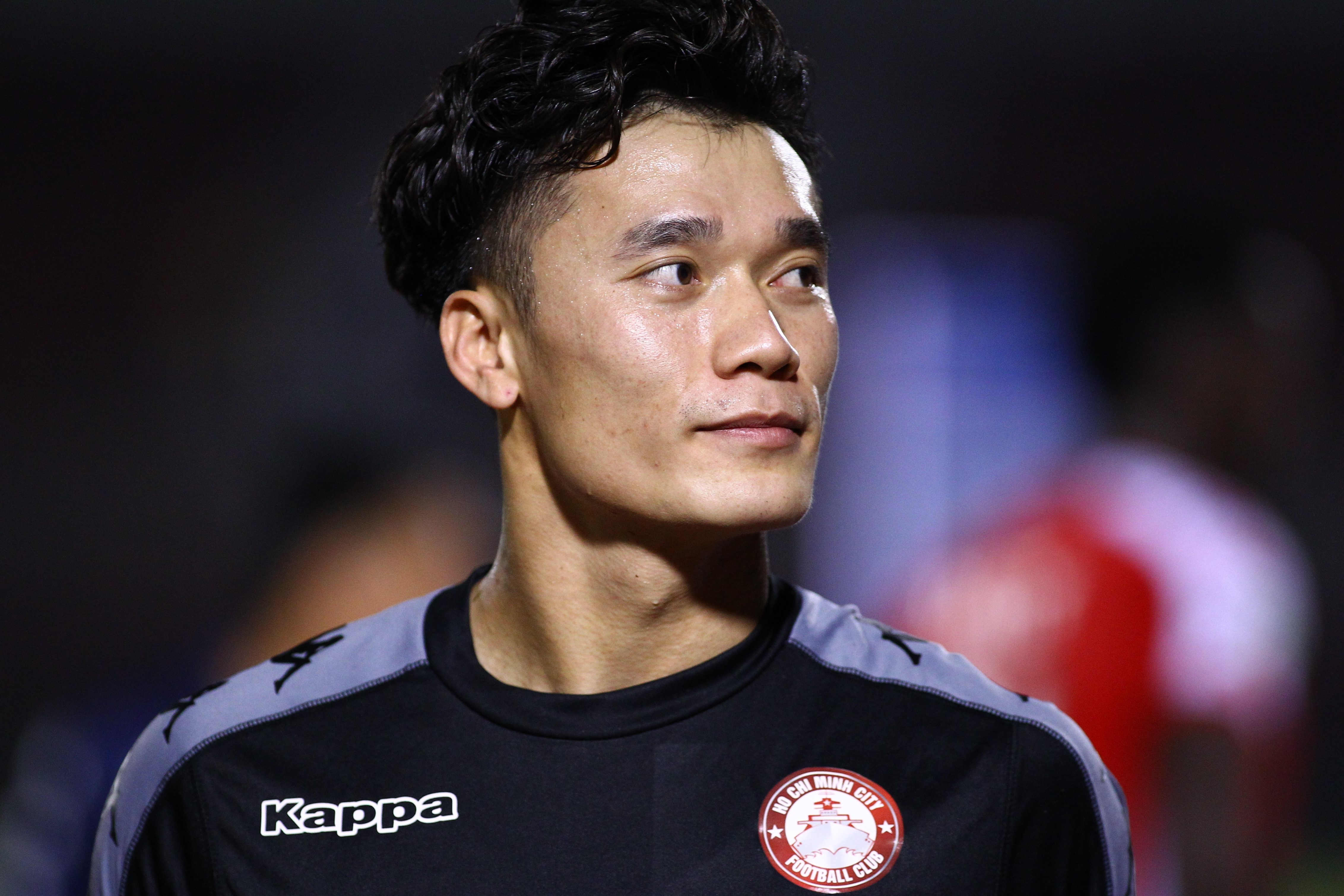 Bui Tien Dung suyt khong duoc vao san thay nguoi hinh anh