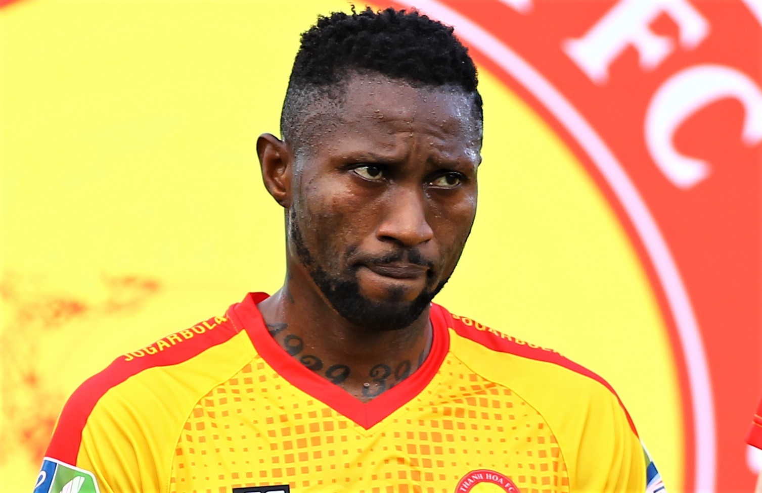 Samson bat luc khi doi thu an mung kieu Ronaldo truoc mat hinh anh