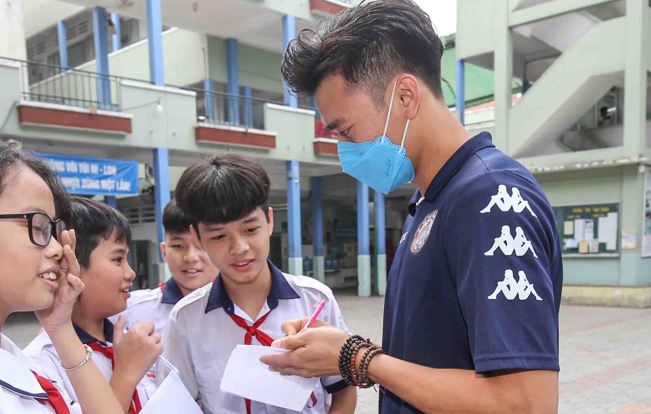 Bui Tien Dung tham hoc sinh bi nan do cay phuong bat goc hinh anh