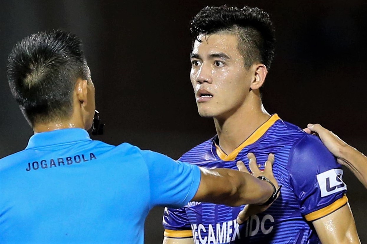 Tien Linh nga vo bi trong tai Malaysia trung phat hinh anh