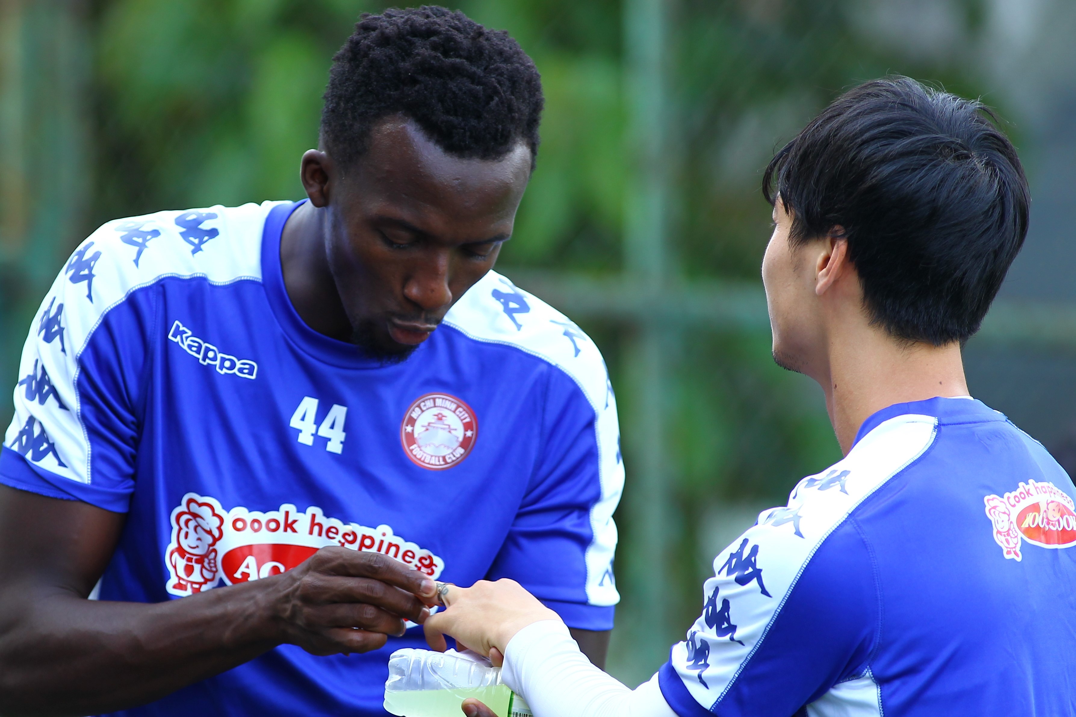 Cong Phuong cho dong doi xem nhan dinh hon hinh anh