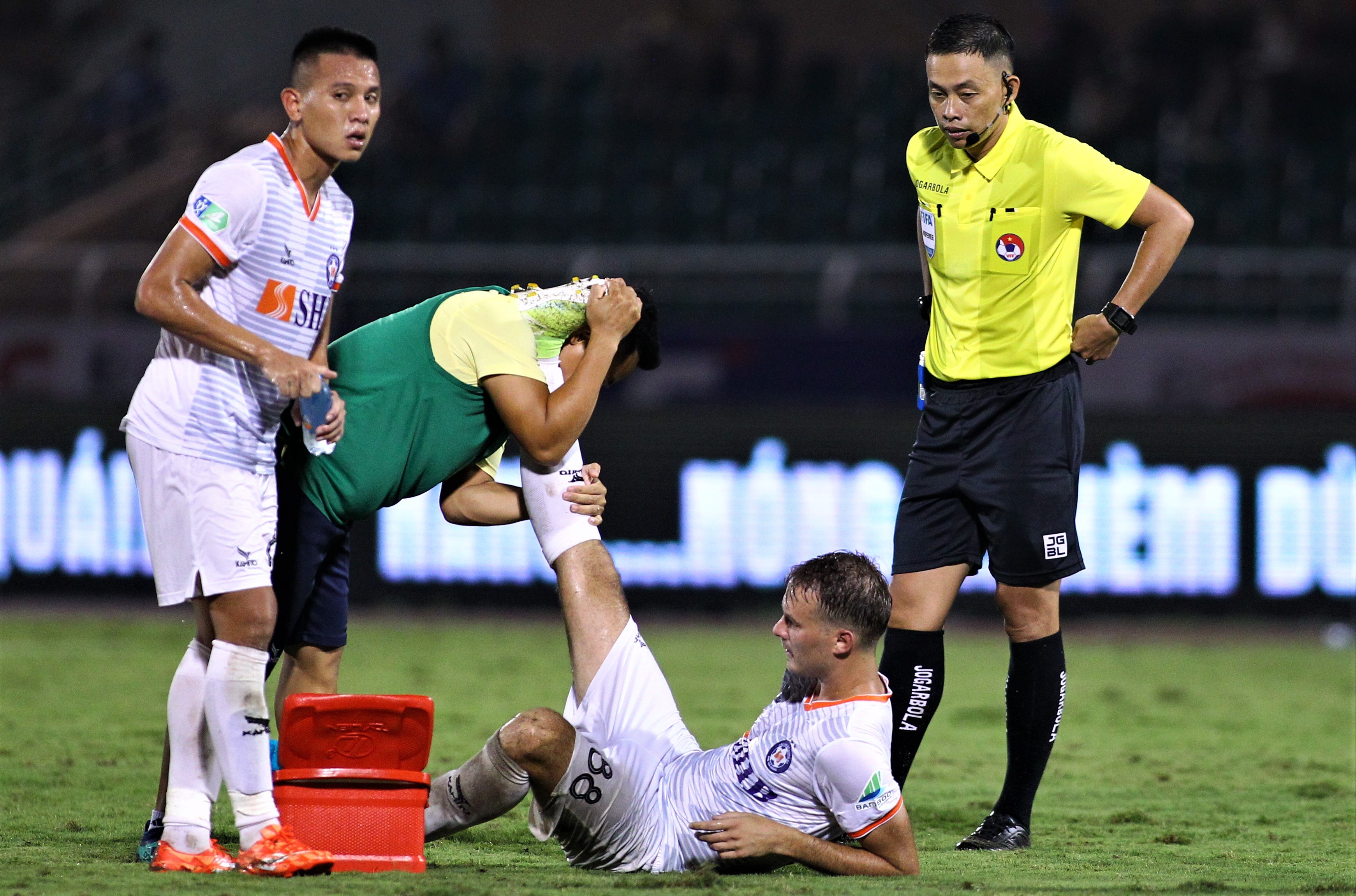 doi trong tai tran hagl gap ha noi anh 1