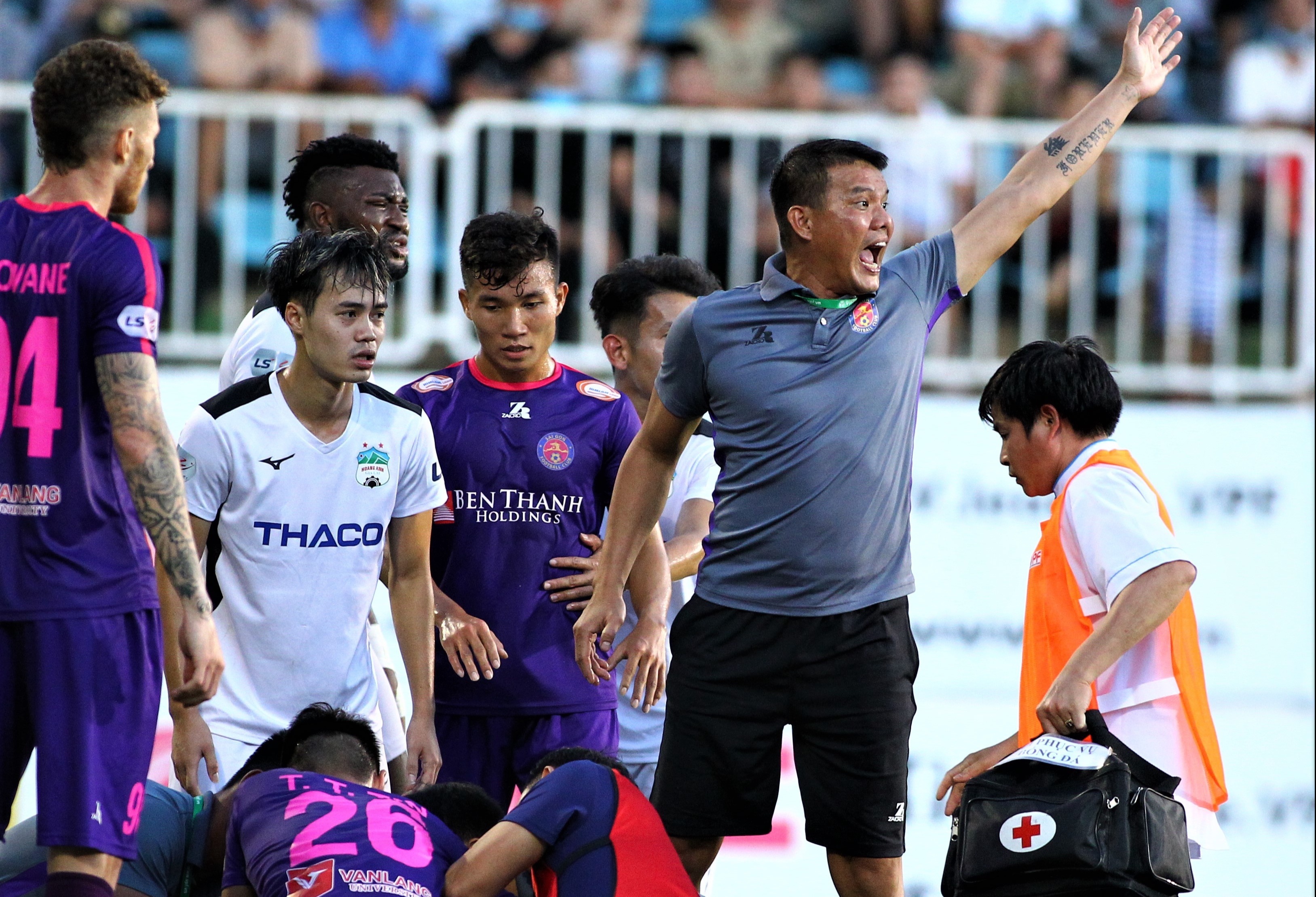 Cau thu HAGL hoang so vi tuong dong nghiep can luoi hinh anh