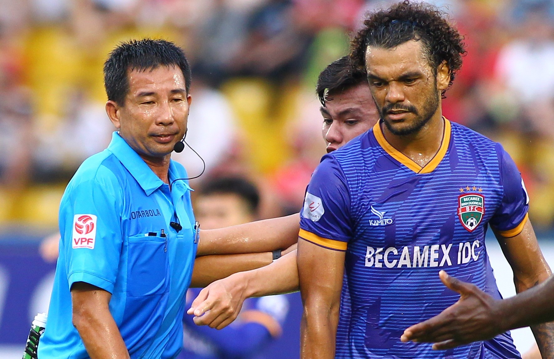 Vi sao tieng coi meo cua trong tai lam chao dao V.League hinh anh