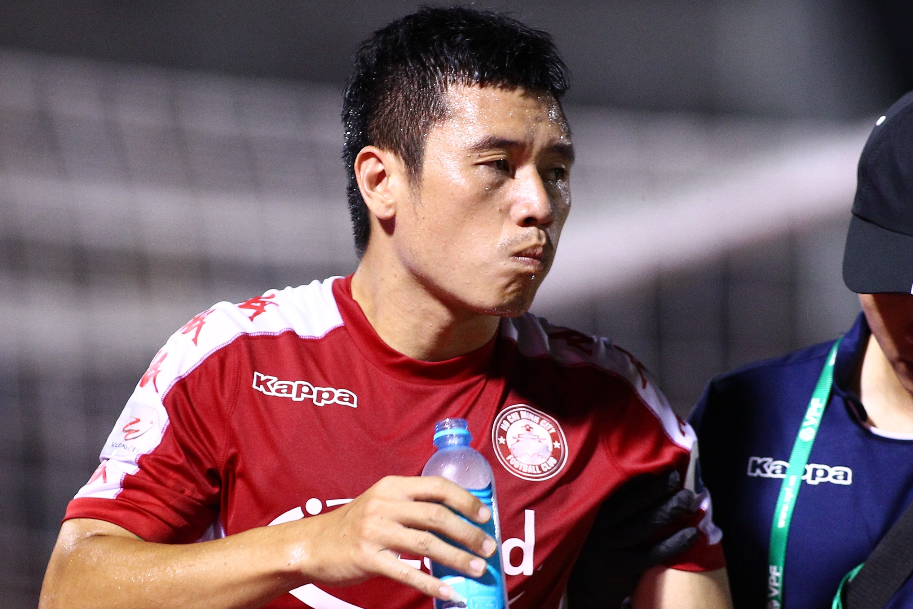 HLV Han Quoc bot lo ve chan thuong cua doi truong CLB TP.HCM hinh anh