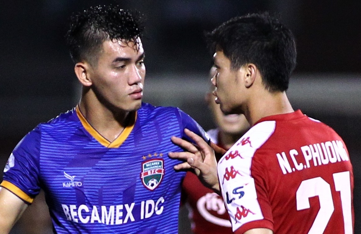 Tien Linh va cham Cong Phuong de bao ve dong doi hinh anh