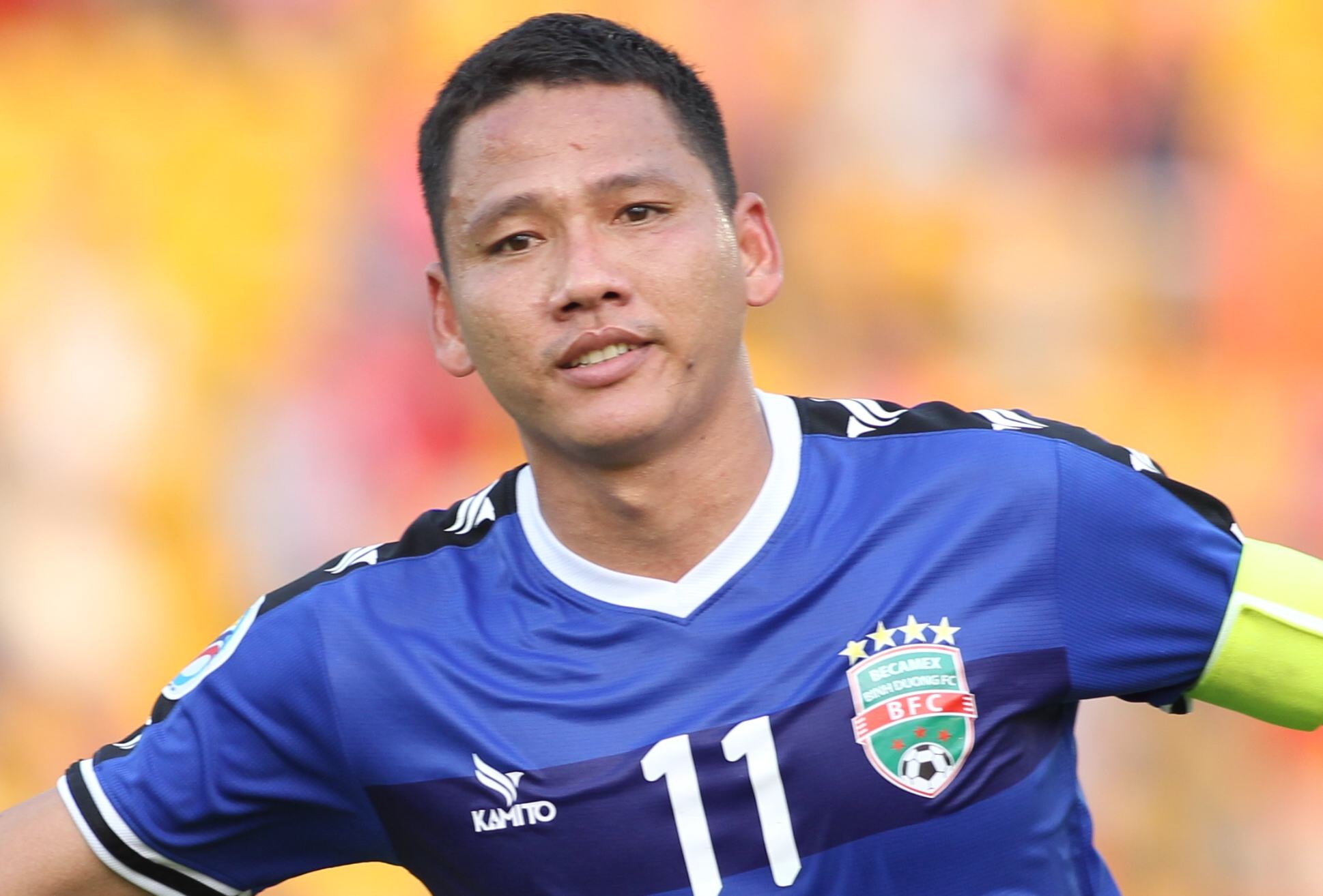 Anh Duc khoac ao HAGL theo loi moi cua bau Duc hinh anh