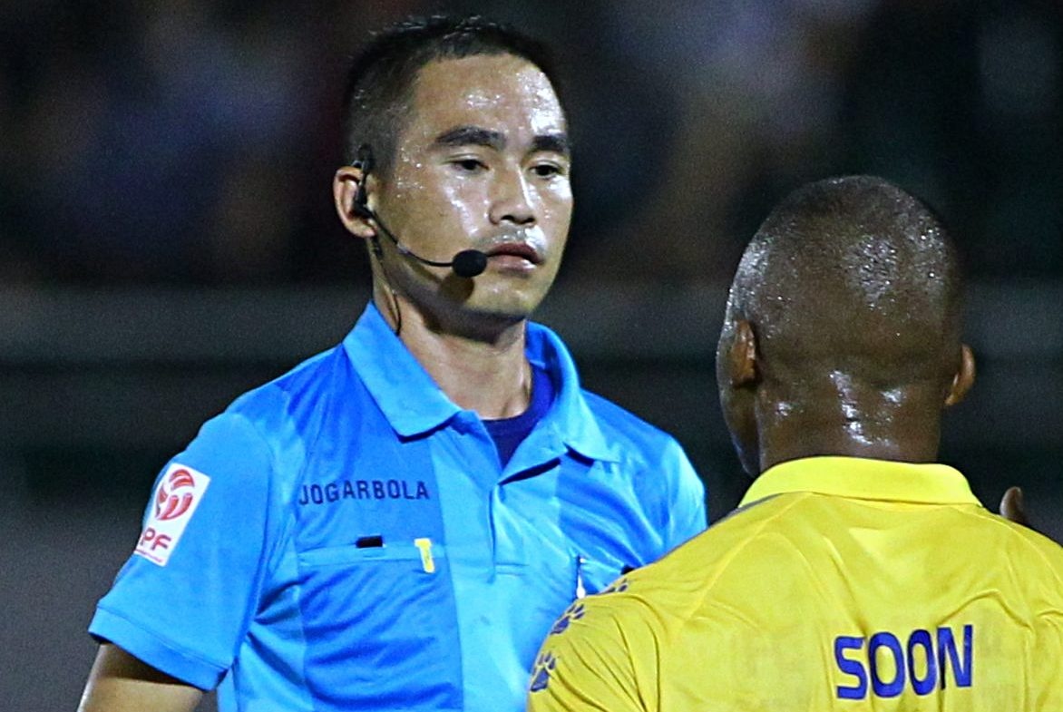 Trong tai khong thoi 3 qua penalty cho Nam Dinh bi treo coi hinh anh