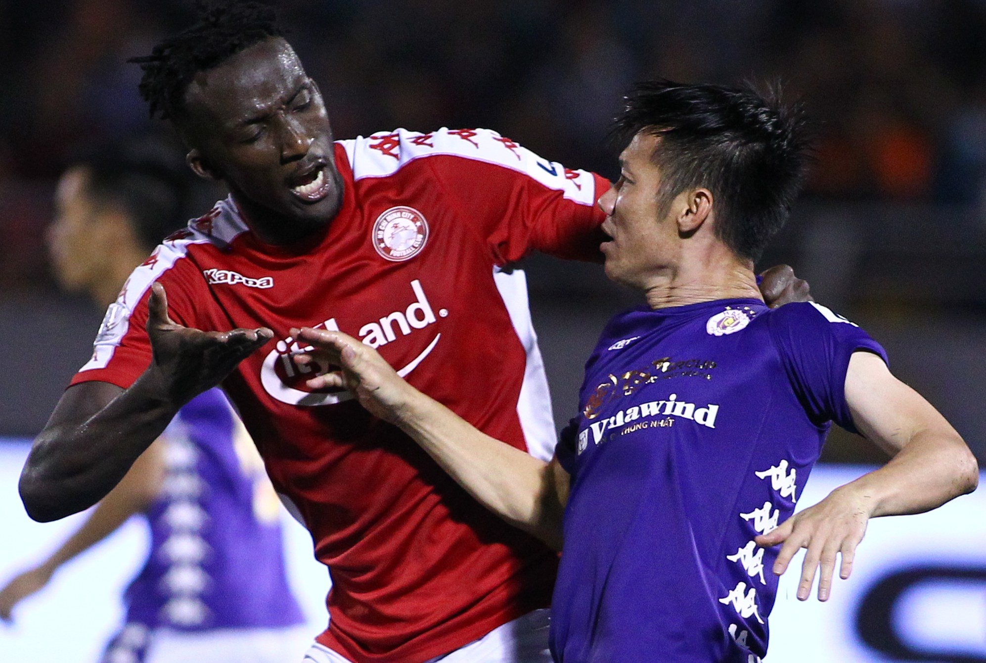 Tan Tai roi san sau khi bi ngoai binh nam co hinh anh